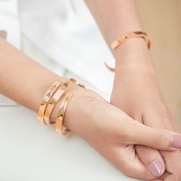 1x1-hands_clasped-rose_gold_fbdb8325-7726-4af5-8617-5ee0584643bd