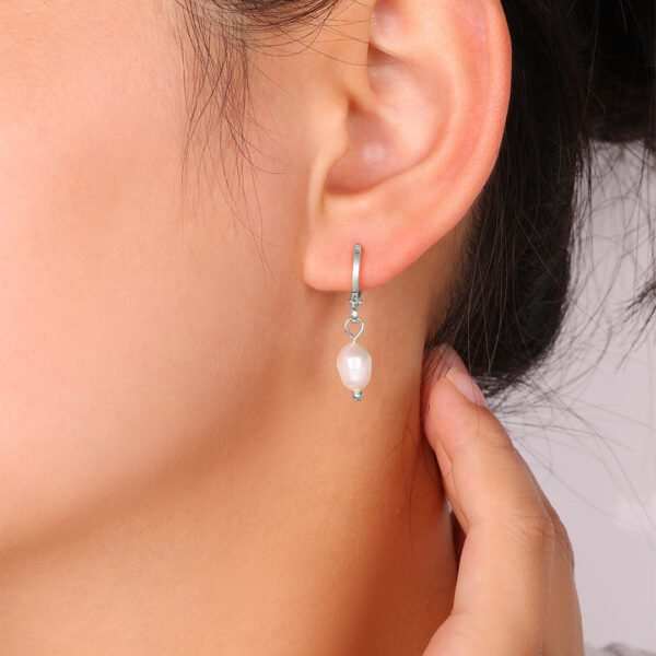 FreshwaterPearlDropHuggieEarrings_5silver FreshwaterPearlDropHuggieEarrings_5silver
