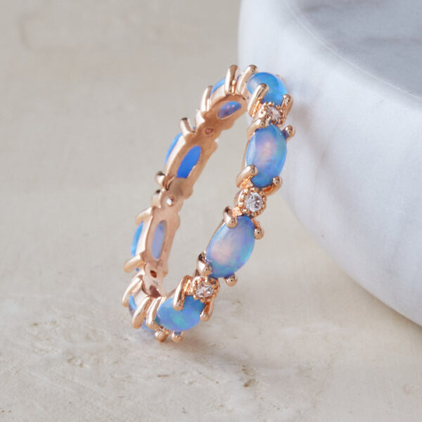 ML_pdp_Fire_opal_eternity_band_lifestyle_blue_gold