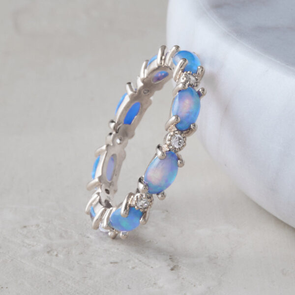 ML_pdp_Fire_opal_eternity_band_lifestyle_blue_silver