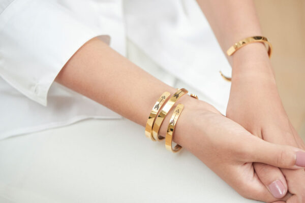 hands_clasped-gold