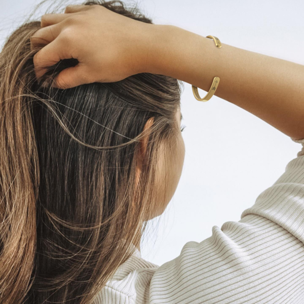 wrist_up-hair_hold_Gold_42652840-ac79-4966-9b85-138153e93546