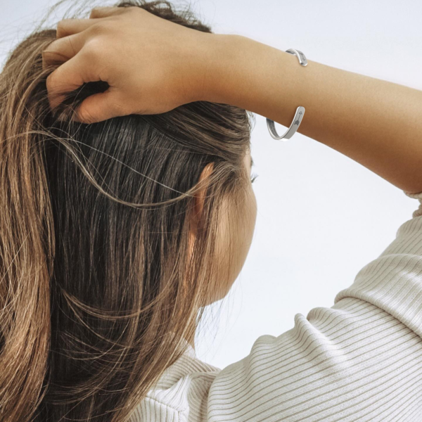 wrist_up-hair_hold_Silver_58cf101f-ee99-422d-92cb-bdfee3cc5c59