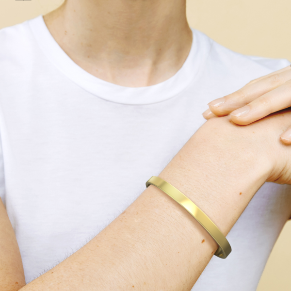 wrist_up-white_tee_Gold_2_2062e11b-f1b4-4bb4-b841-d222aad9f0b2