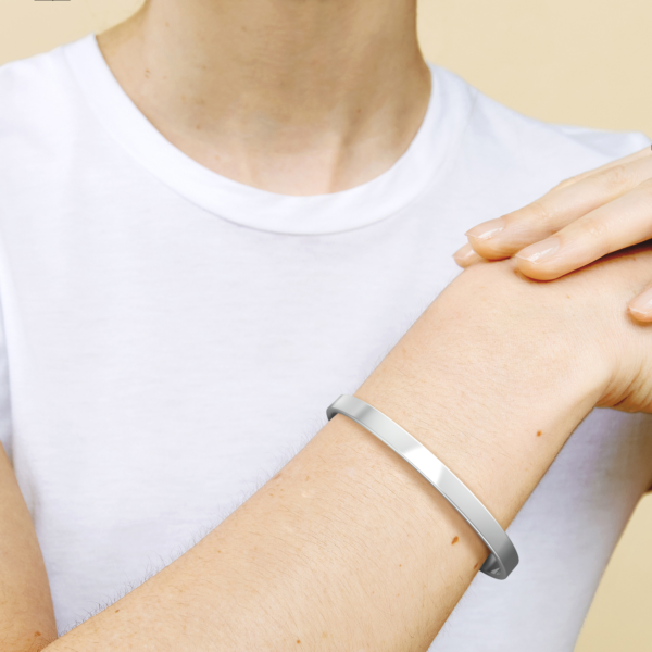 wrist_up-white_tee_Silver_2